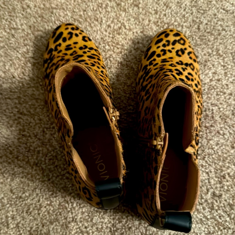 Vionic cheetah boots brand new